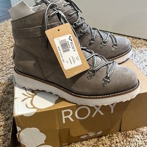 Brand new with tags Roxy alpine collection water resistant boots. Size 8.5